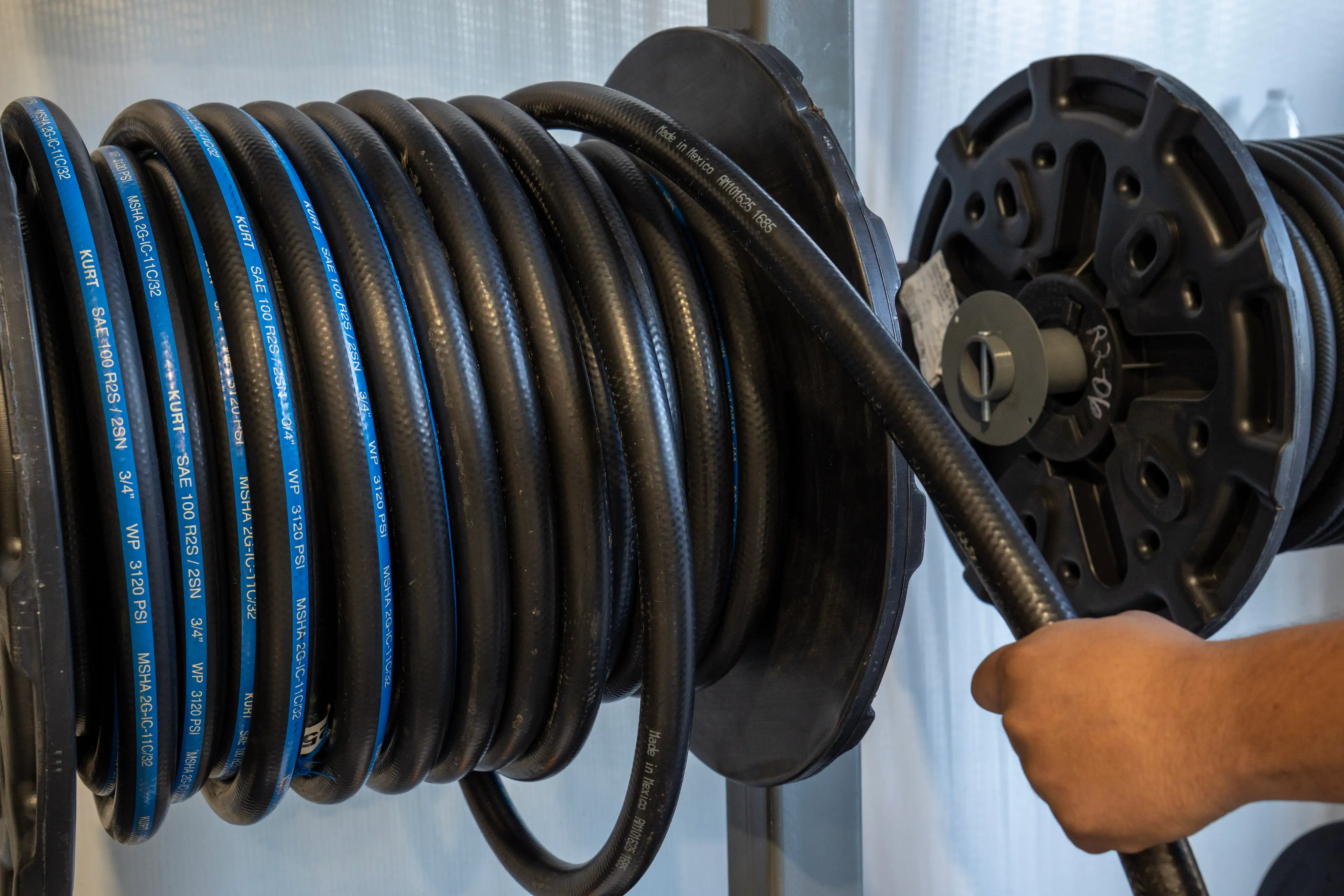 Professional hydraulic hose assembly and repair